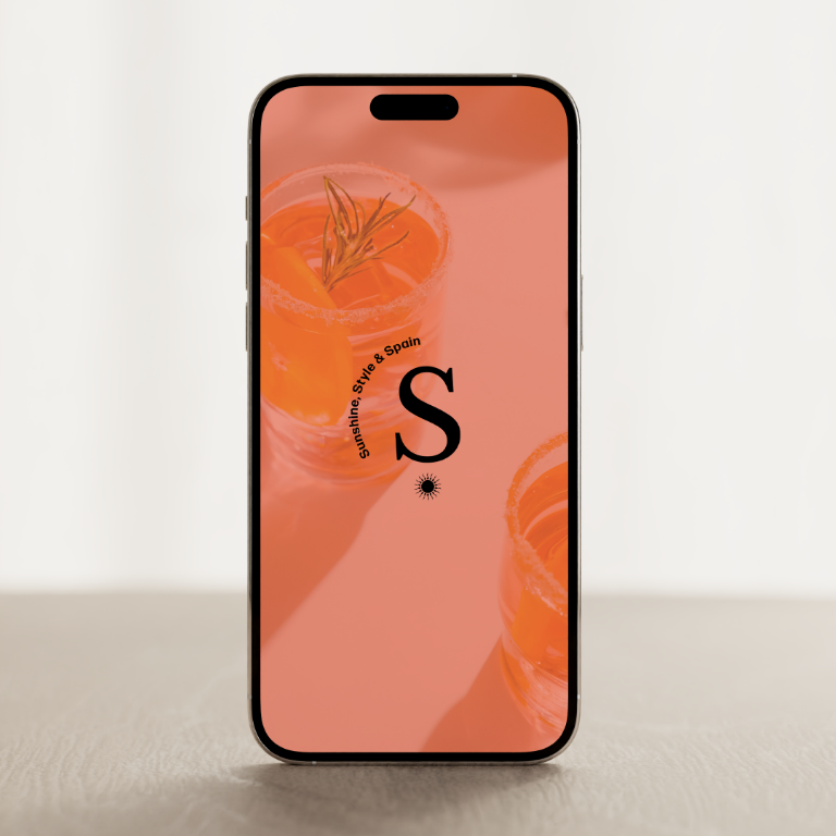 Iphone Mockup. Das Display zeigt das Logo von Siesta Style by JMT in schwarz auf orangenem Hintergrund.